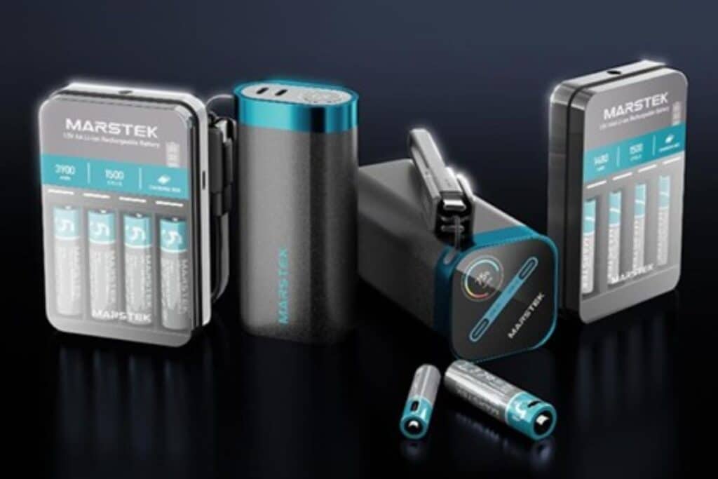 Batteries et chargeurs Marstek sur fond sombre.