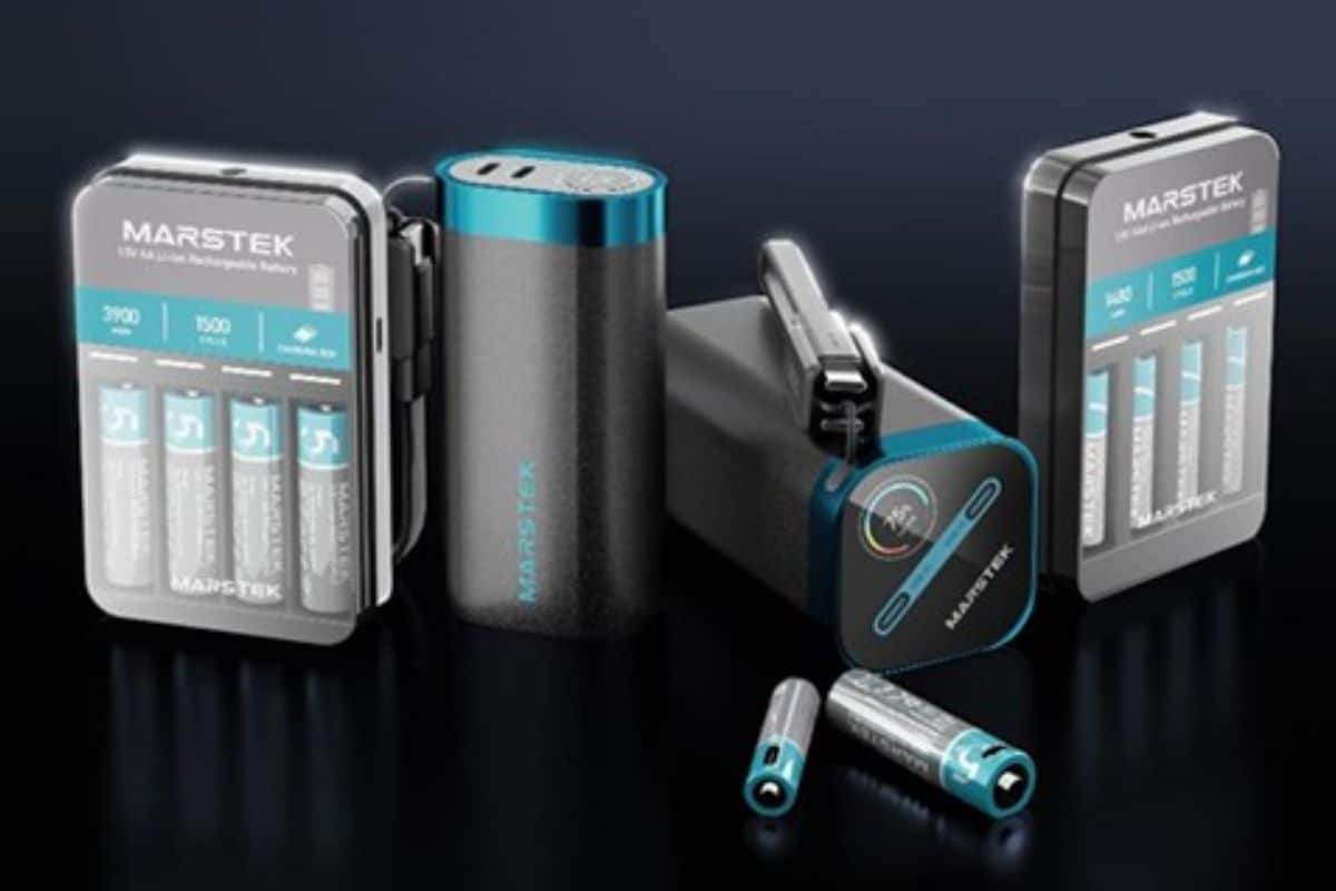 Batteries et chargeurs Marstek sur fond sombre.