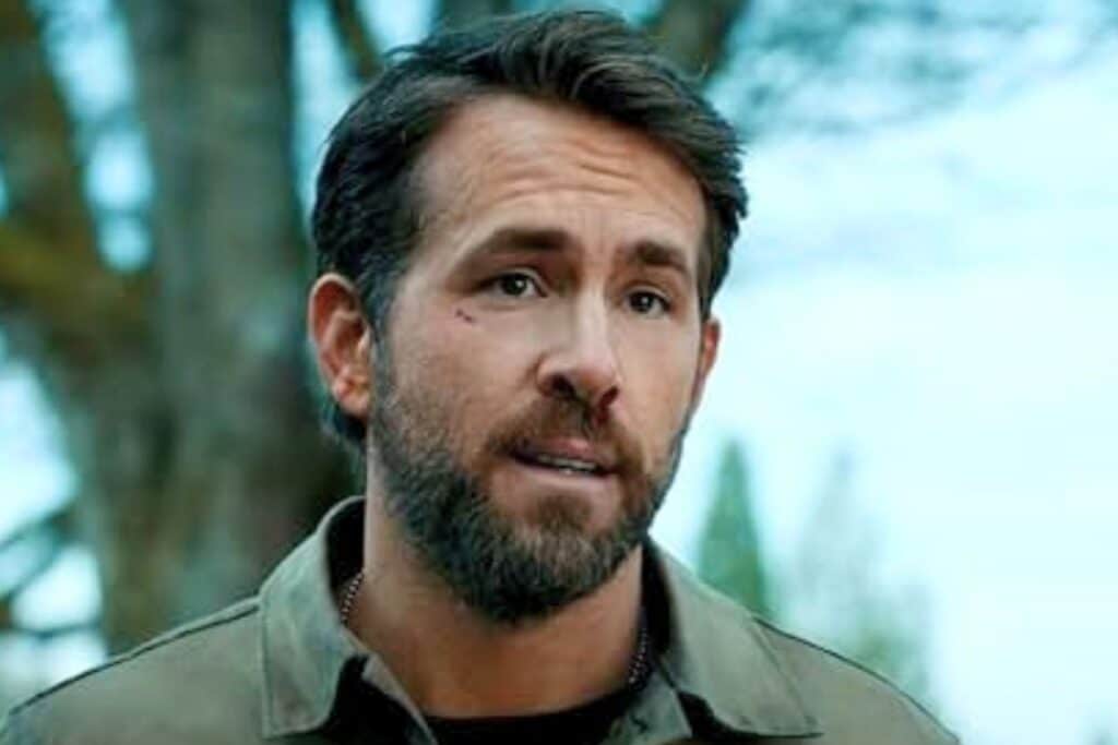 Homme avec une barbe et une chemise verte