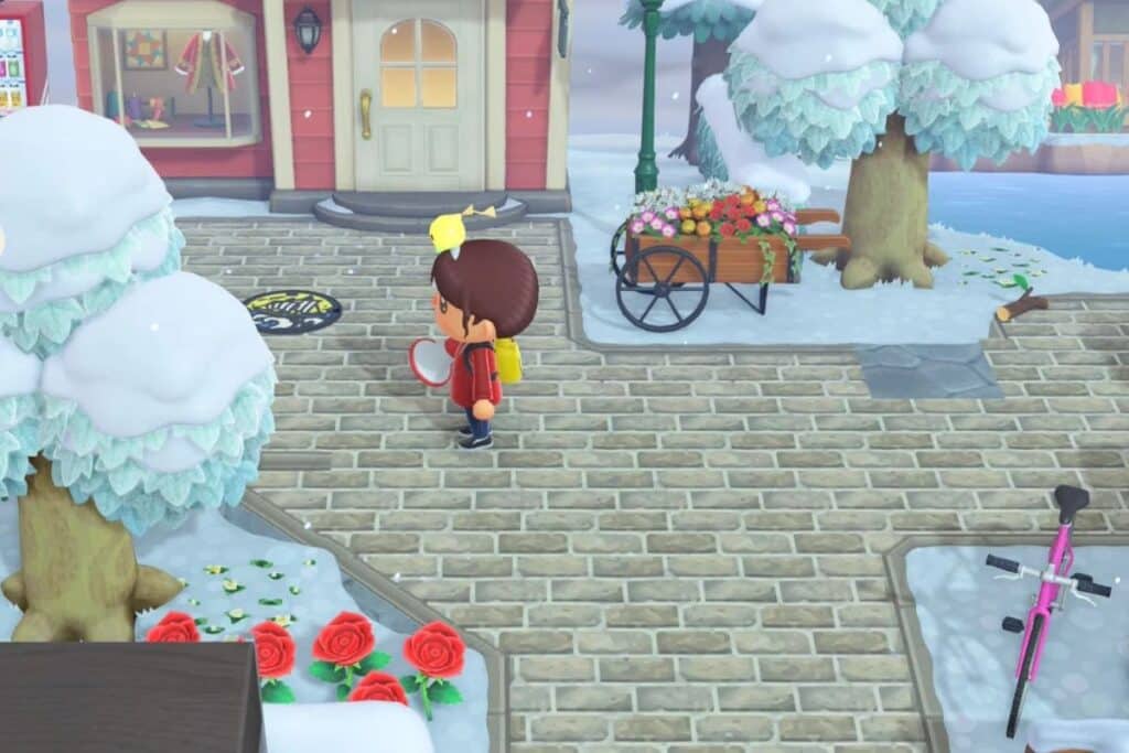 Personnage devant une maison sous la neige.