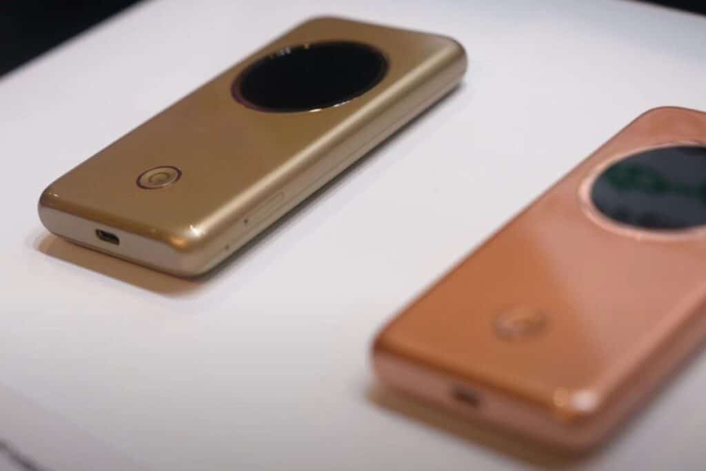 Deux téléphones vintage posés sur une surface.