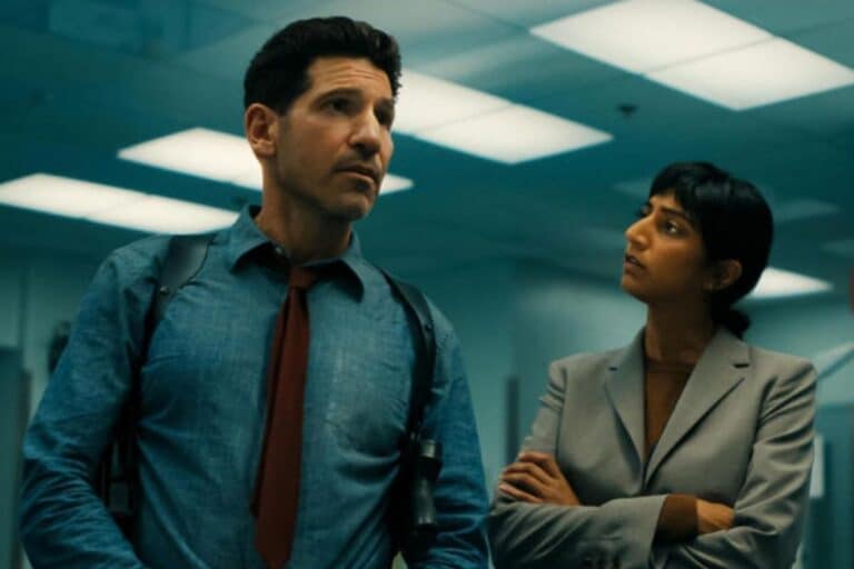 Deux personnes discutent dans un bureau.