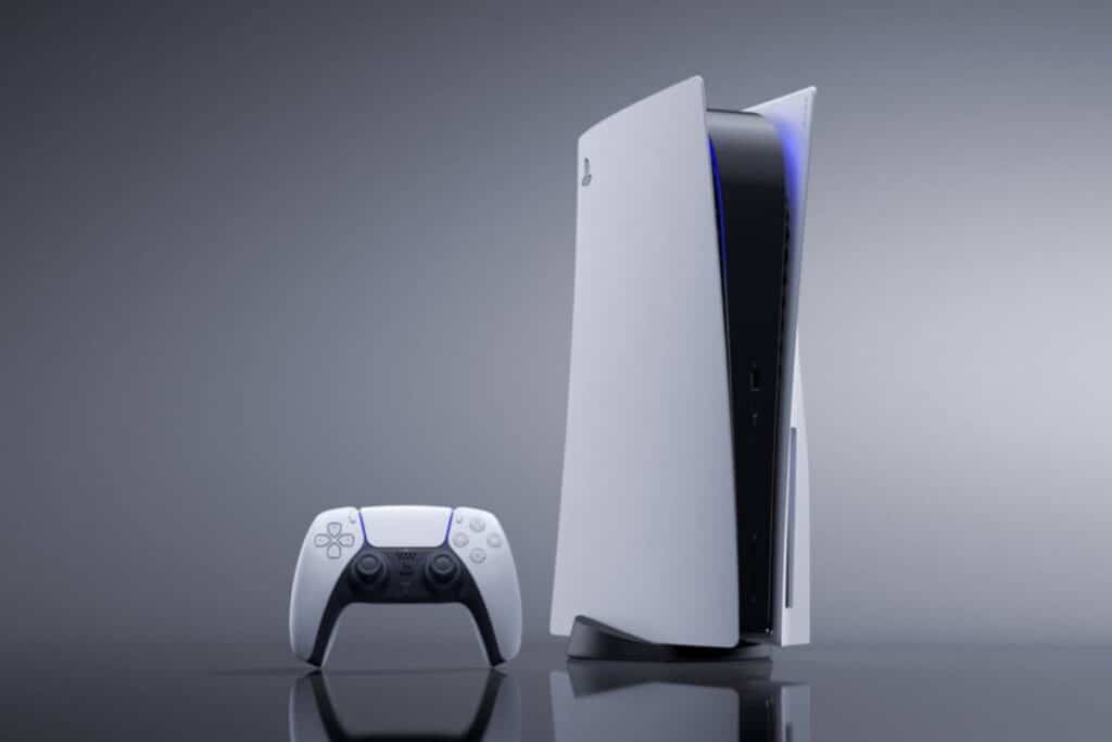 Console PlayStation 5 et manette DualSense blanches.