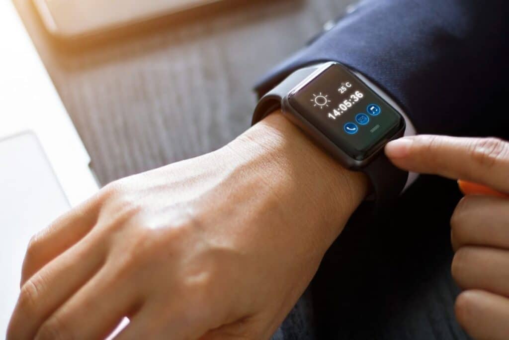 Personne utilisant une montre connectée.