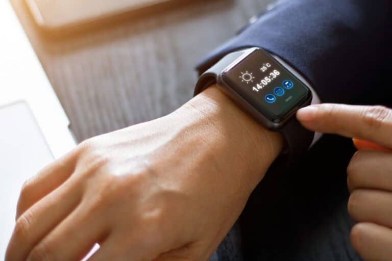 Personne utilisant une montre connectée.