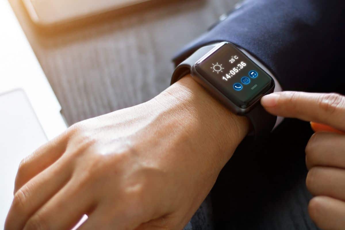Personne utilisant une montre connectée.