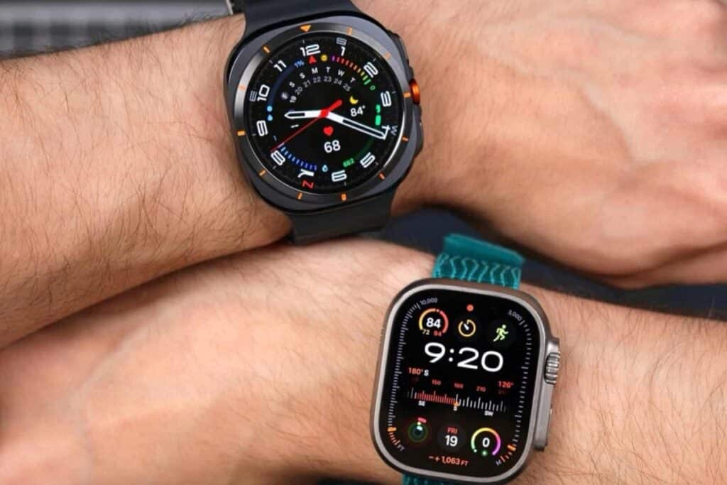 Deux montres connectées au poignet