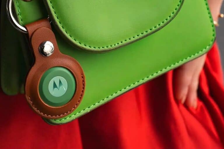 Porte-clés marron avec logo vert attaché au sac.