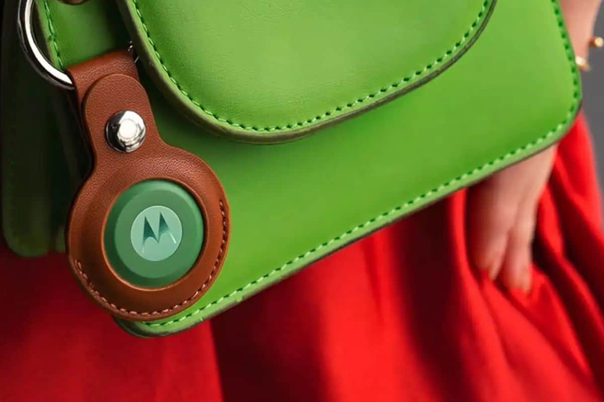 Porte-clés marron avec logo vert attaché au sac.