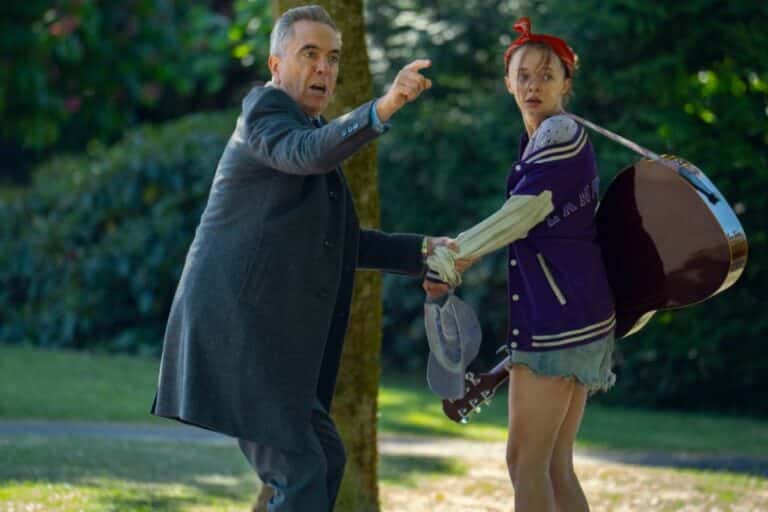 Homme et femme s'enfuient, guitare à la main.