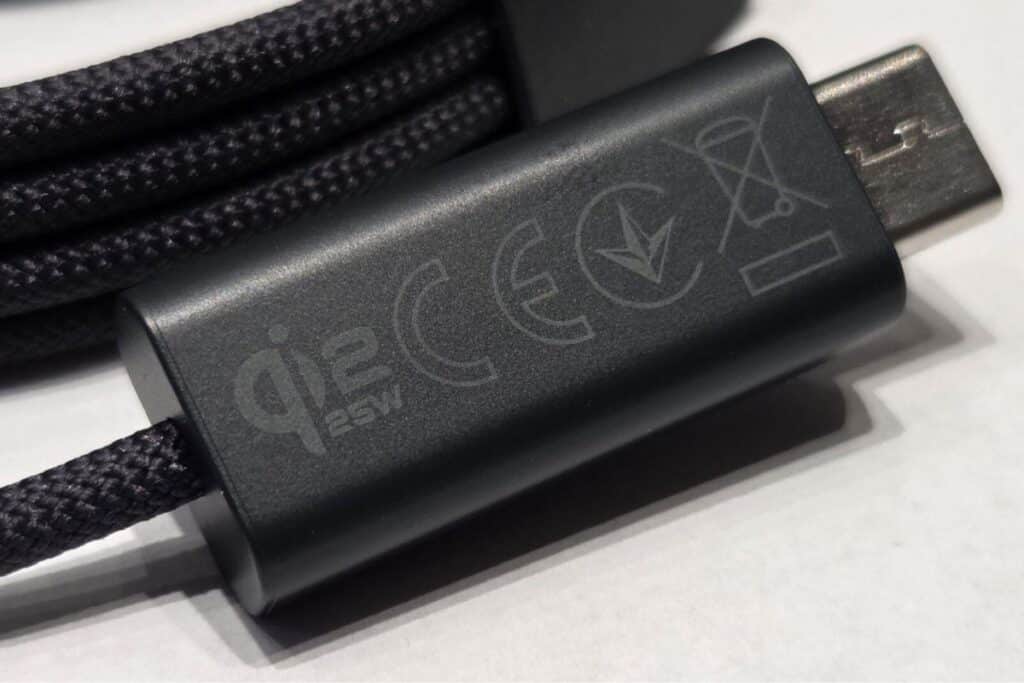 Câble USB-C rapide 25W avec certifications.