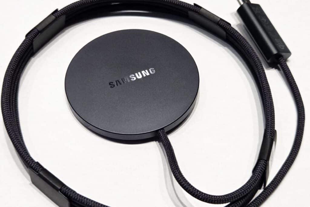 Disque dur externe noir avec câble intégré Samsung.