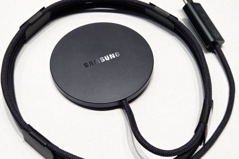 Disque dur externe noir avec câble intégré Samsung.
