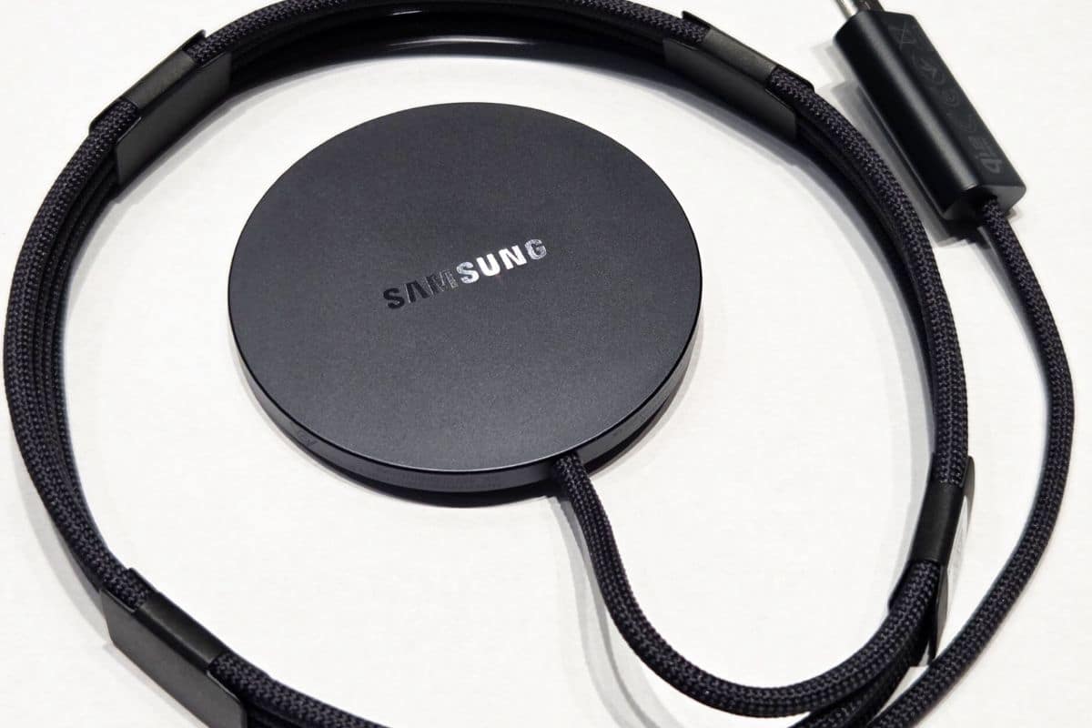 Disque dur externe noir avec câble intégré Samsung.