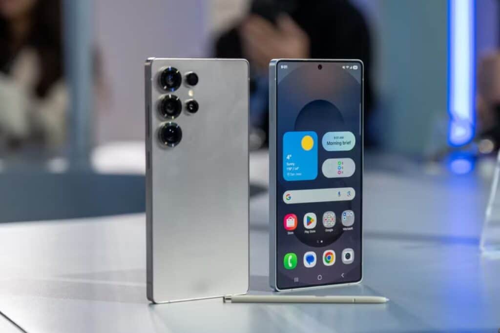 Smartphone moderne avec écran et stylet posé.