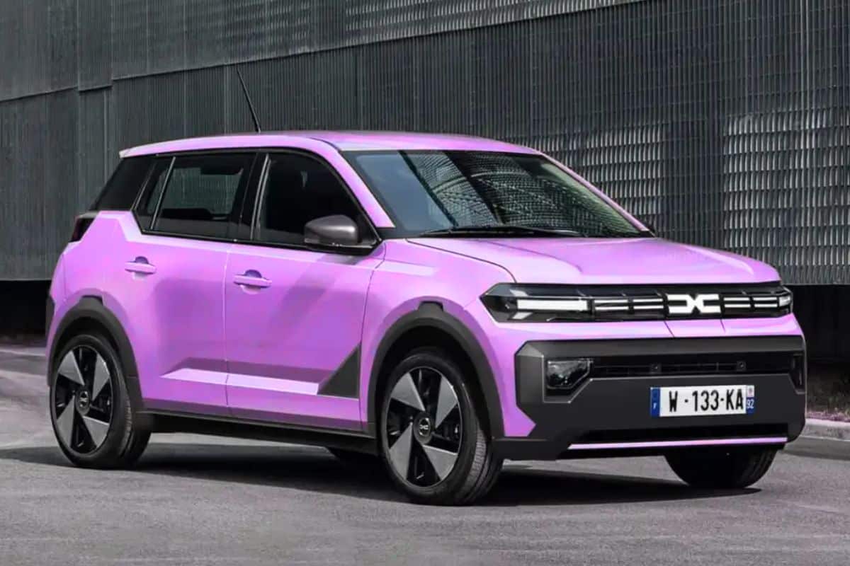 SUV violet garé devant un mur métallique.