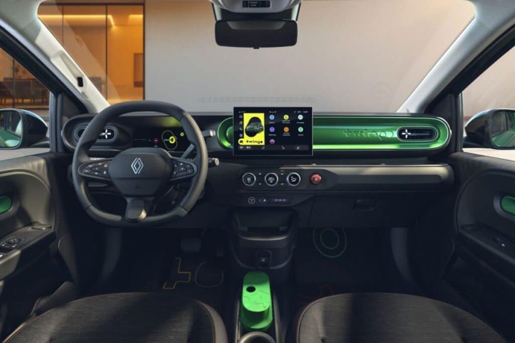 Intérieur moderne d'une voiture avec écran tactile.