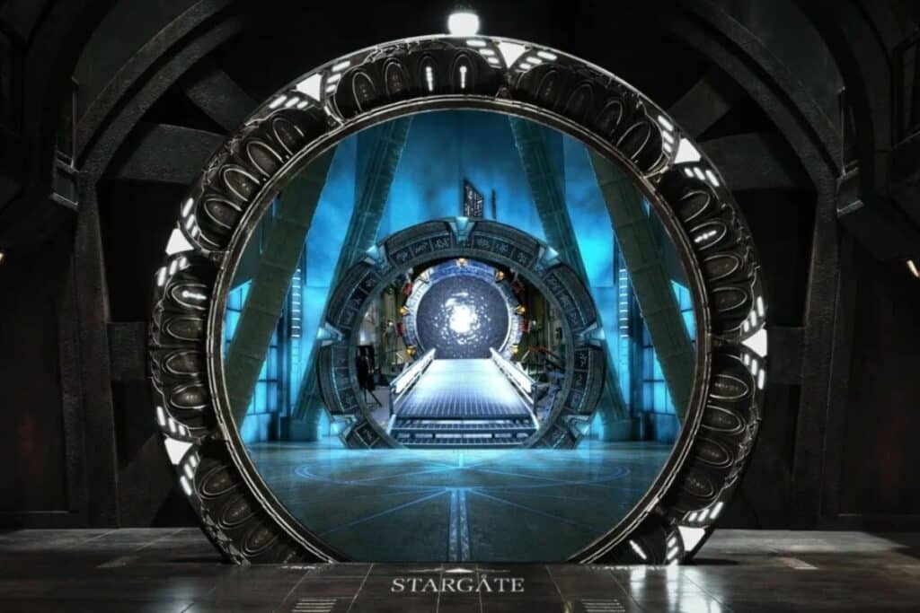 Portail circulaire lumineux dans un environnement futuriste.