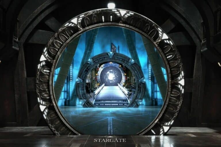 Portail circulaire lumineux dans un environnement futuriste.