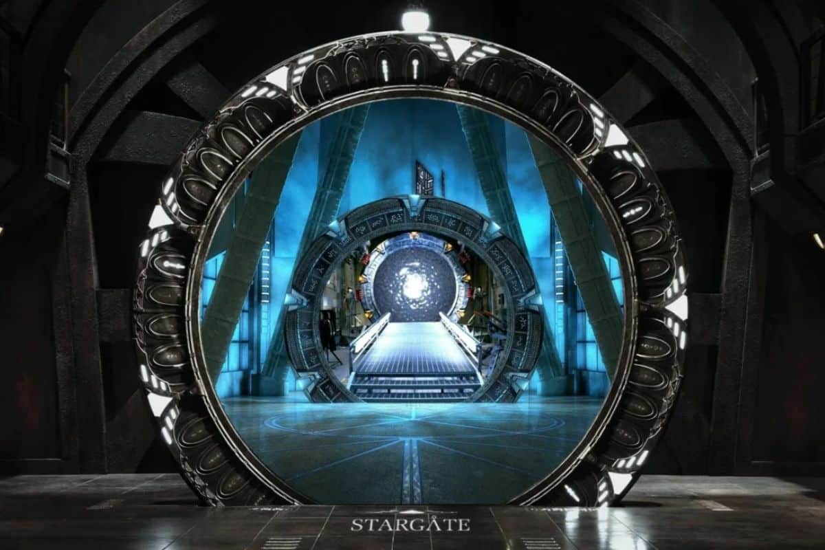 Portail circulaire lumineux dans un environnement futuriste.