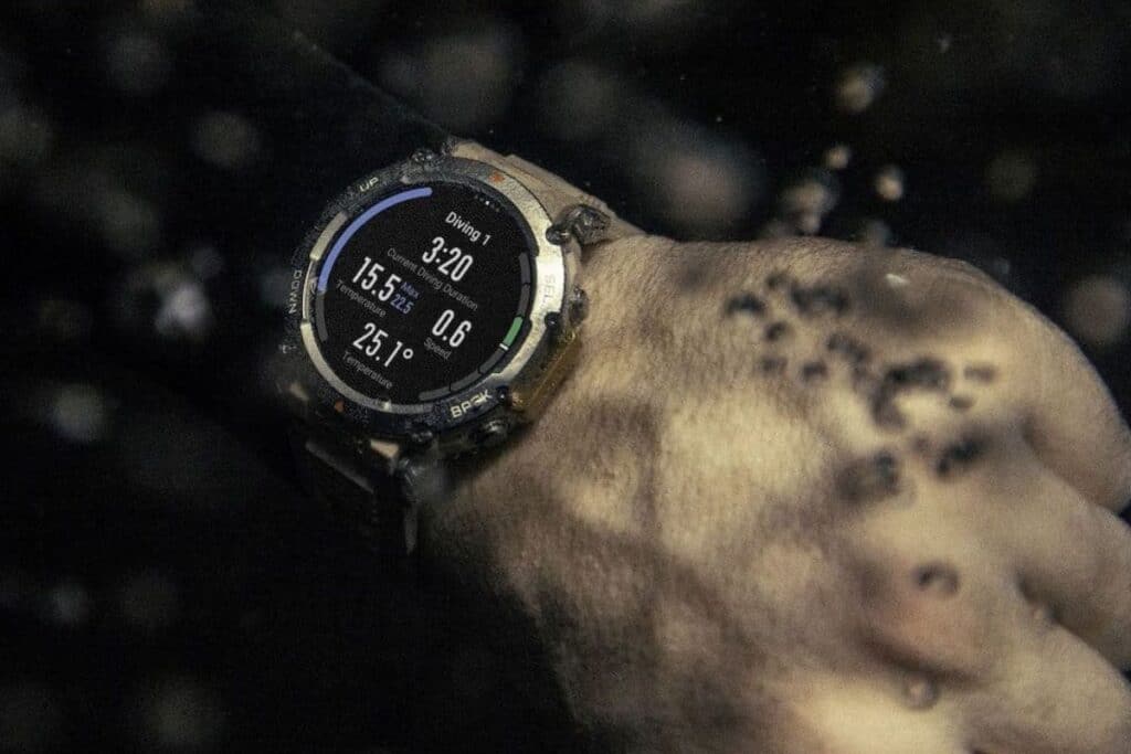 Montre connectée sous l'eau affichant données de plongée.