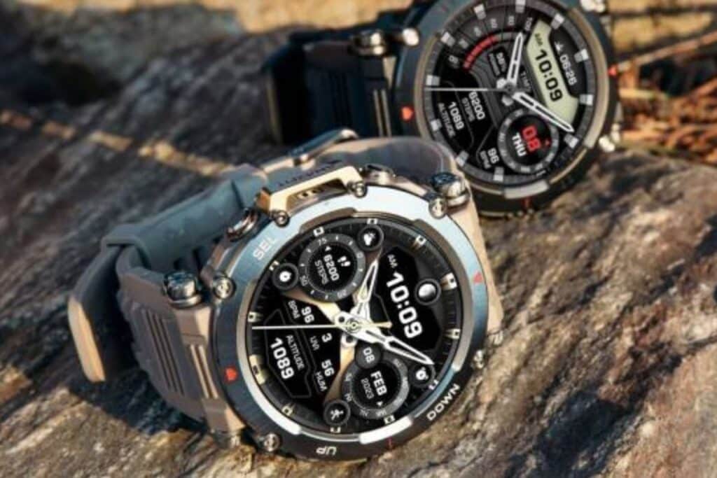 Deux montres intelligentes affichant l'heure sur un rocher.