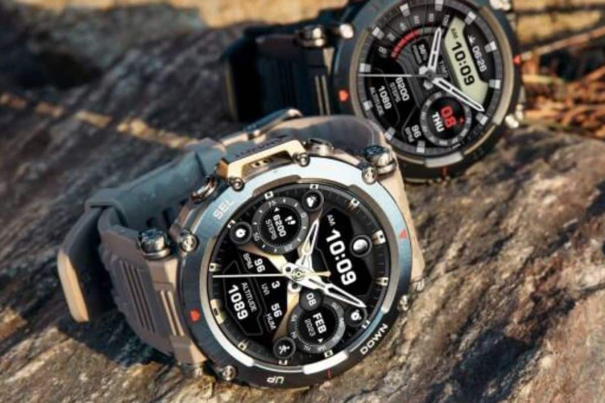 Deux montres intelligentes affichant l'heure sur un rocher.