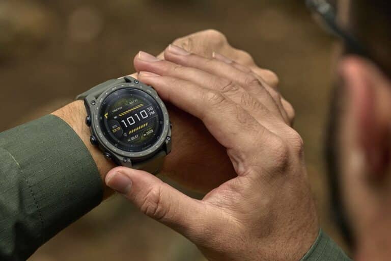 Homme réglant l'heure sur une montre connectée.
