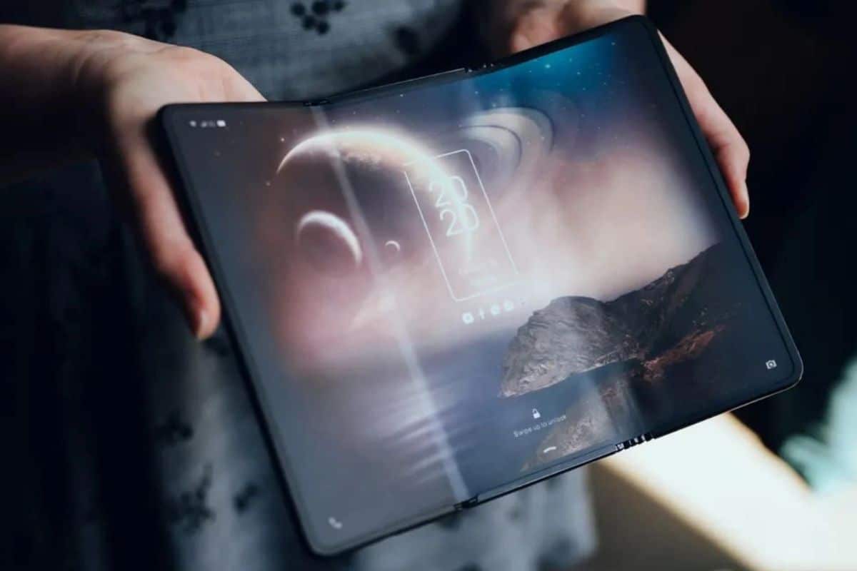 Tablette pliable avec écran déployé et wallpaper.