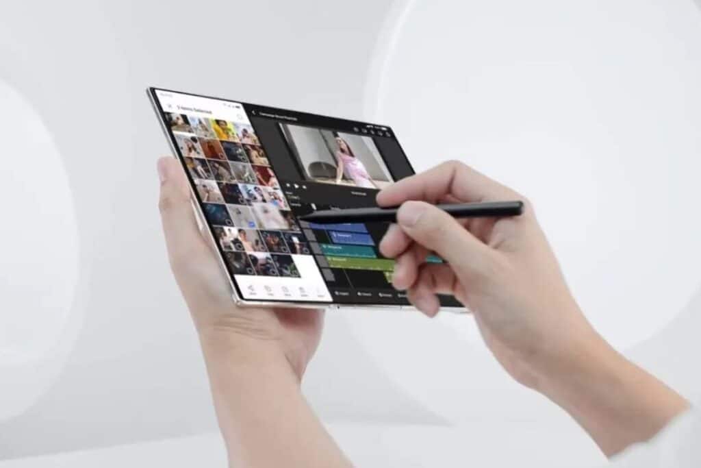 Personne utilisant une tablette pliable avec stylet.