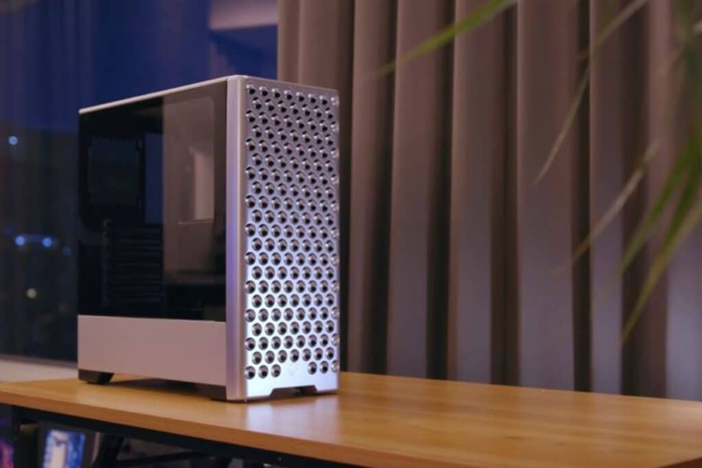 Boîtier PC sur un bureau en bois.