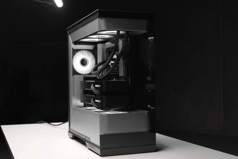 Ordinateur de bureau moderne noir avec éclairage.