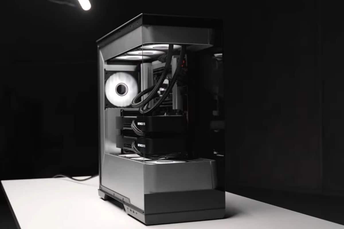 Ordinateur de bureau moderne noir avec éclairage.