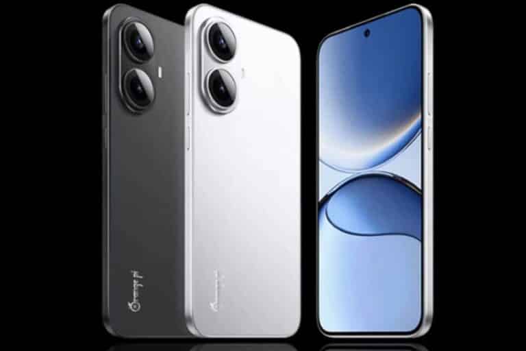 Trois smartphones modernes, couleurs noir et blanc.