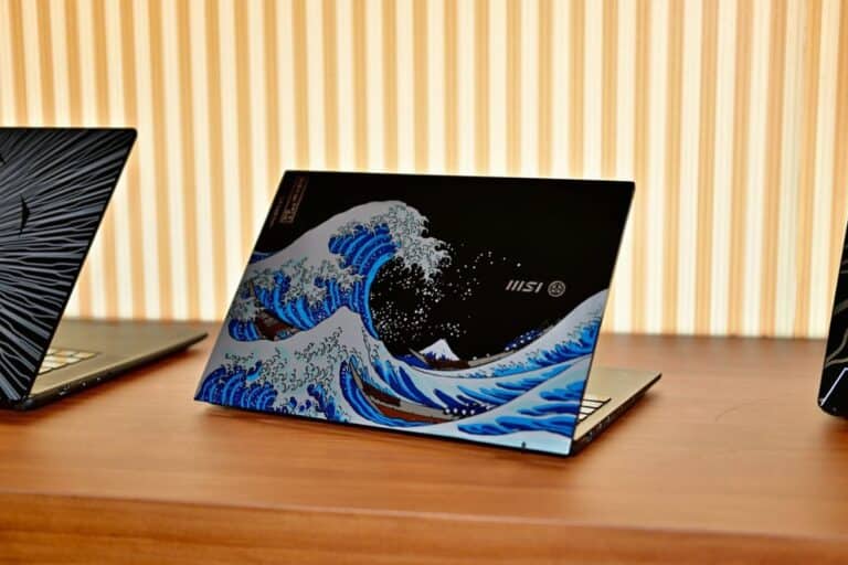 Ordinateur portable avec art de la Grande Vague.