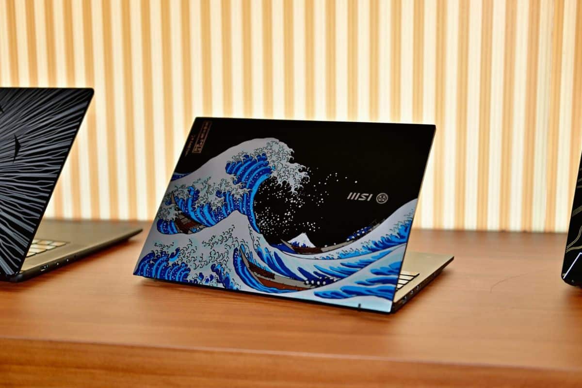 Ordinateur portable avec art de la Grande Vague.