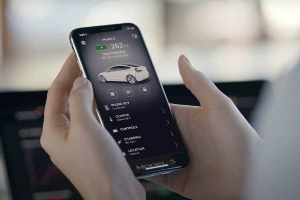 Application mobile montrant le statut d'une voiture électrique.