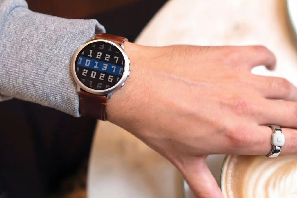 Montre au poignet affichant des chiffres numériques.