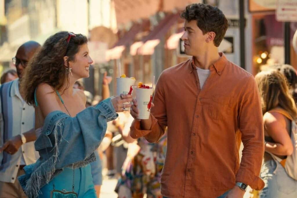 Deux personnes trinquent avec des boissons.