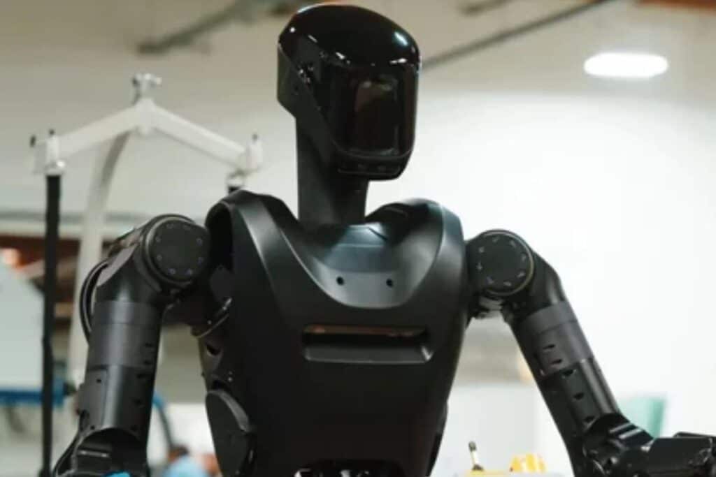 Robot humanoïde noir dans un atelier.