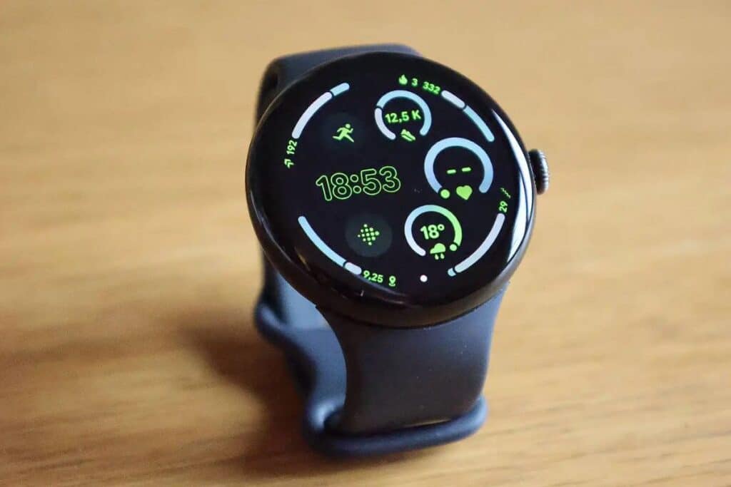 Montre connectée affichant l'heure et suivi d'activité.