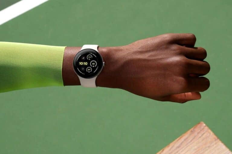 Montre intelligente portée sur un poignet.