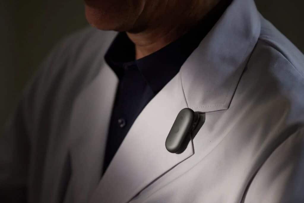 Capteur attaché à une blouse blanche.