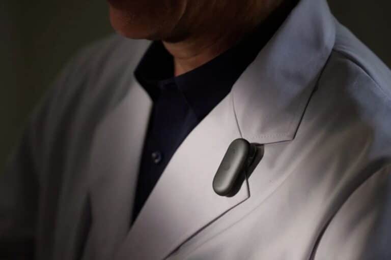 Capteur attaché à une blouse blanche.