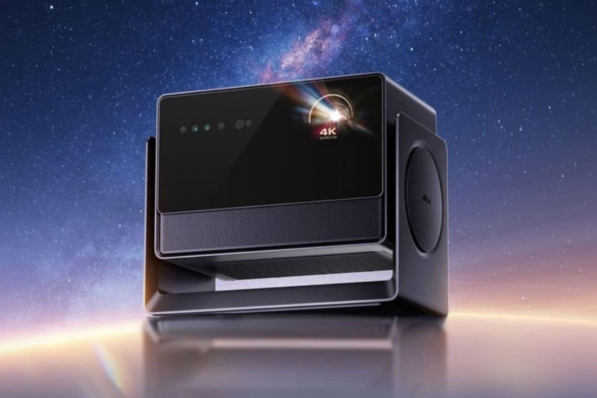 Projecteur 4K sous un ciel étoilé.