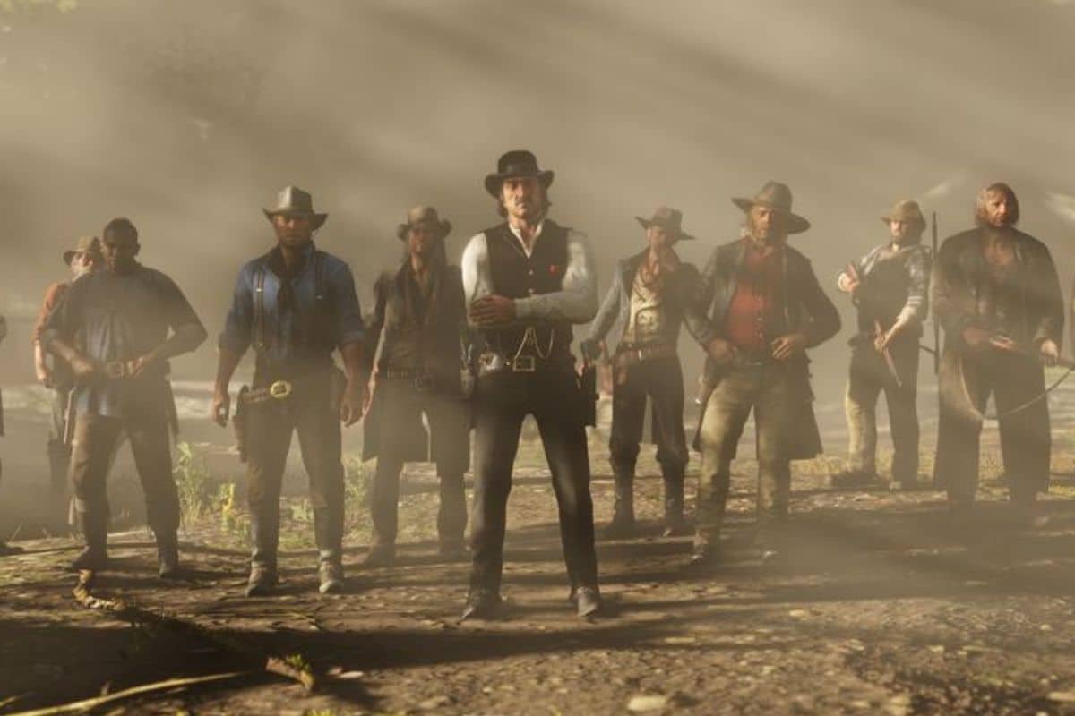 Groupe d'hommes en vêtements de cow-boys dans la brume.