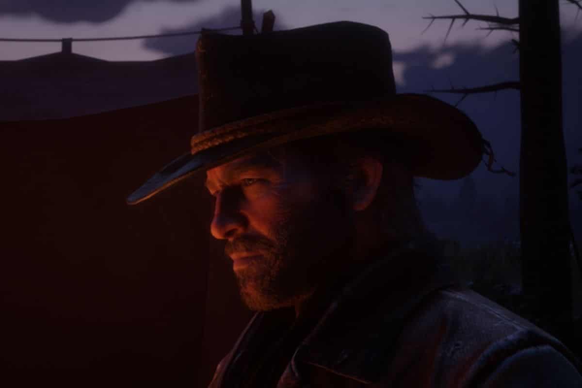 Homme en chapeau sombre dans la nuit