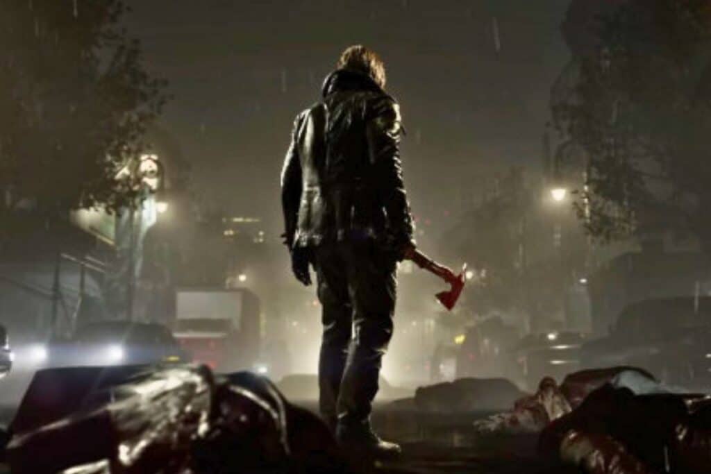 Homme tenant une hache, vue de dos, la nuit.