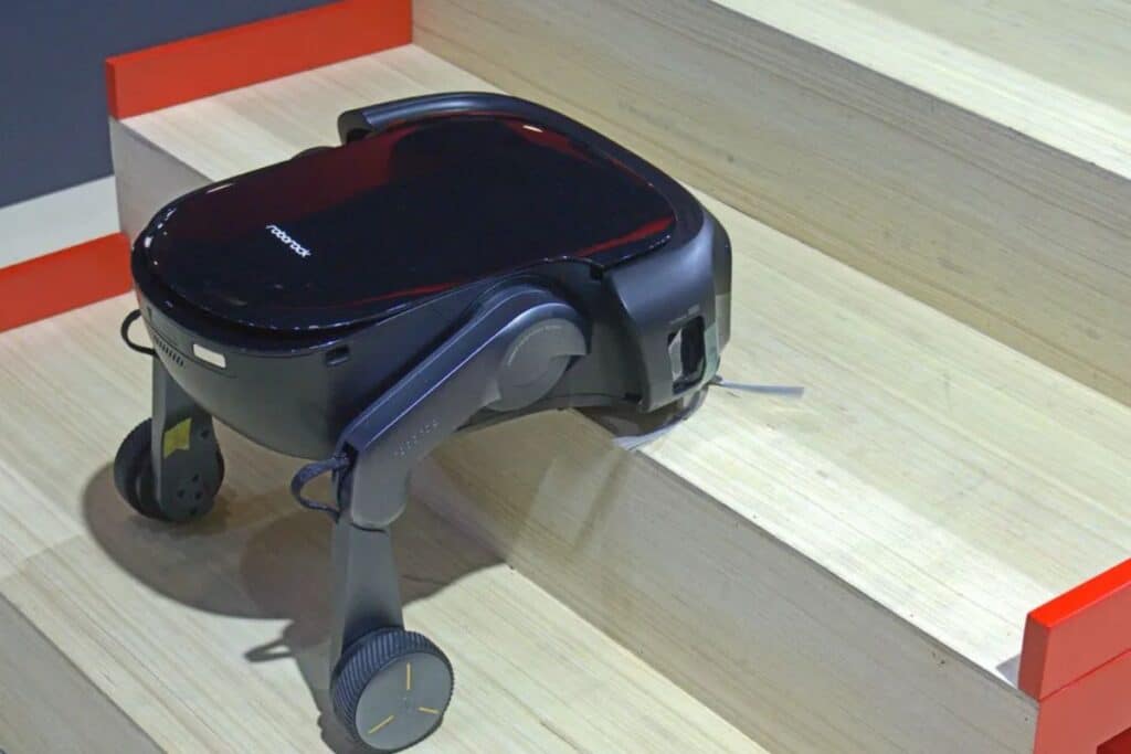 Robot monté sur escalier en bois.