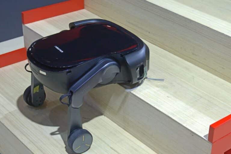 Robot monté sur escalier en bois.